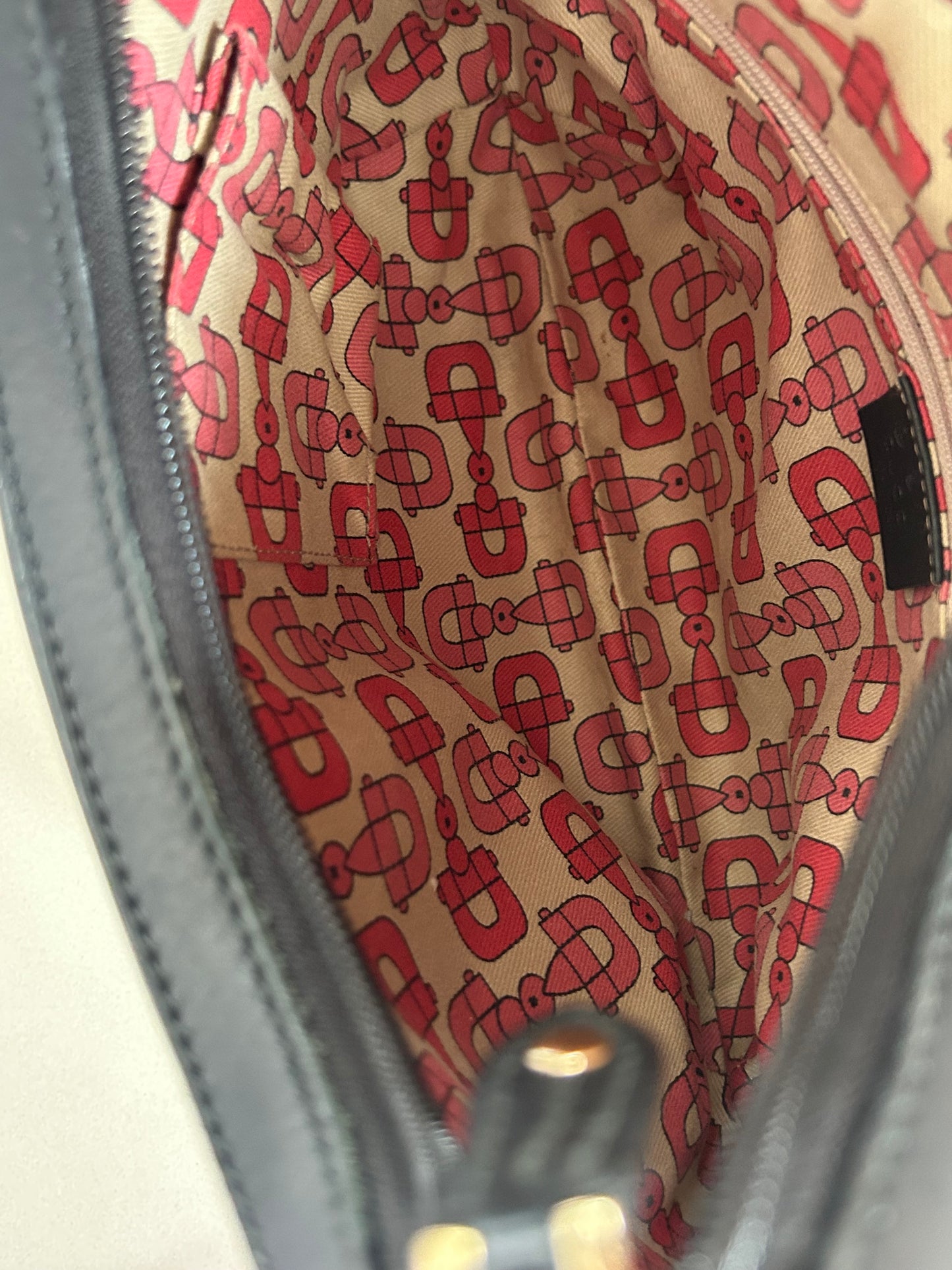 Interior of Gucci Hysteria Crest Bamboo bag – spacious compartment with zip and flat pockets