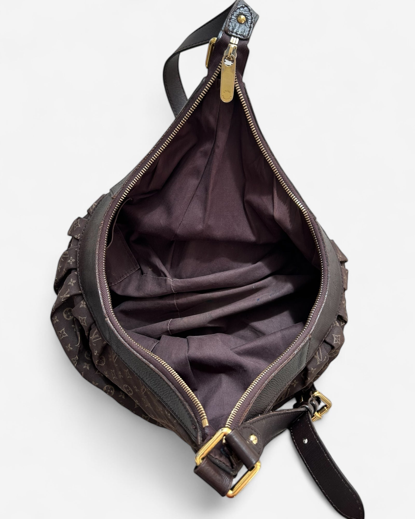 Interior of Louis Vuitton Idylle Rhapsody MM – spacious compartment with two flat pockets