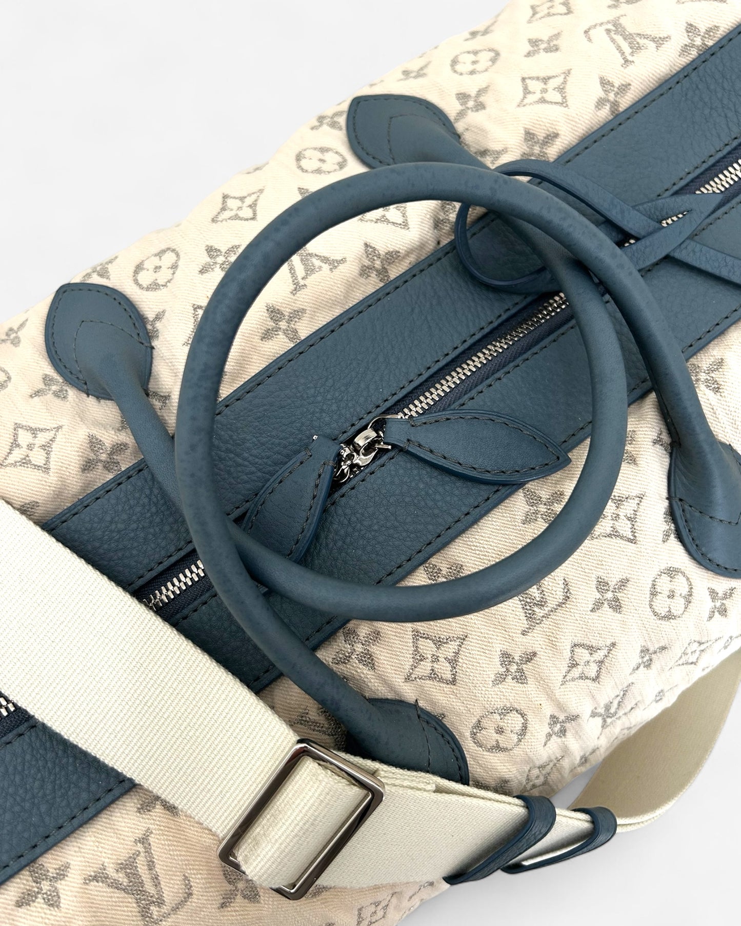 Double rolled leather handles of Louis Vuitton Speedy Round 2012 limited edition bag – white stonewashed denim