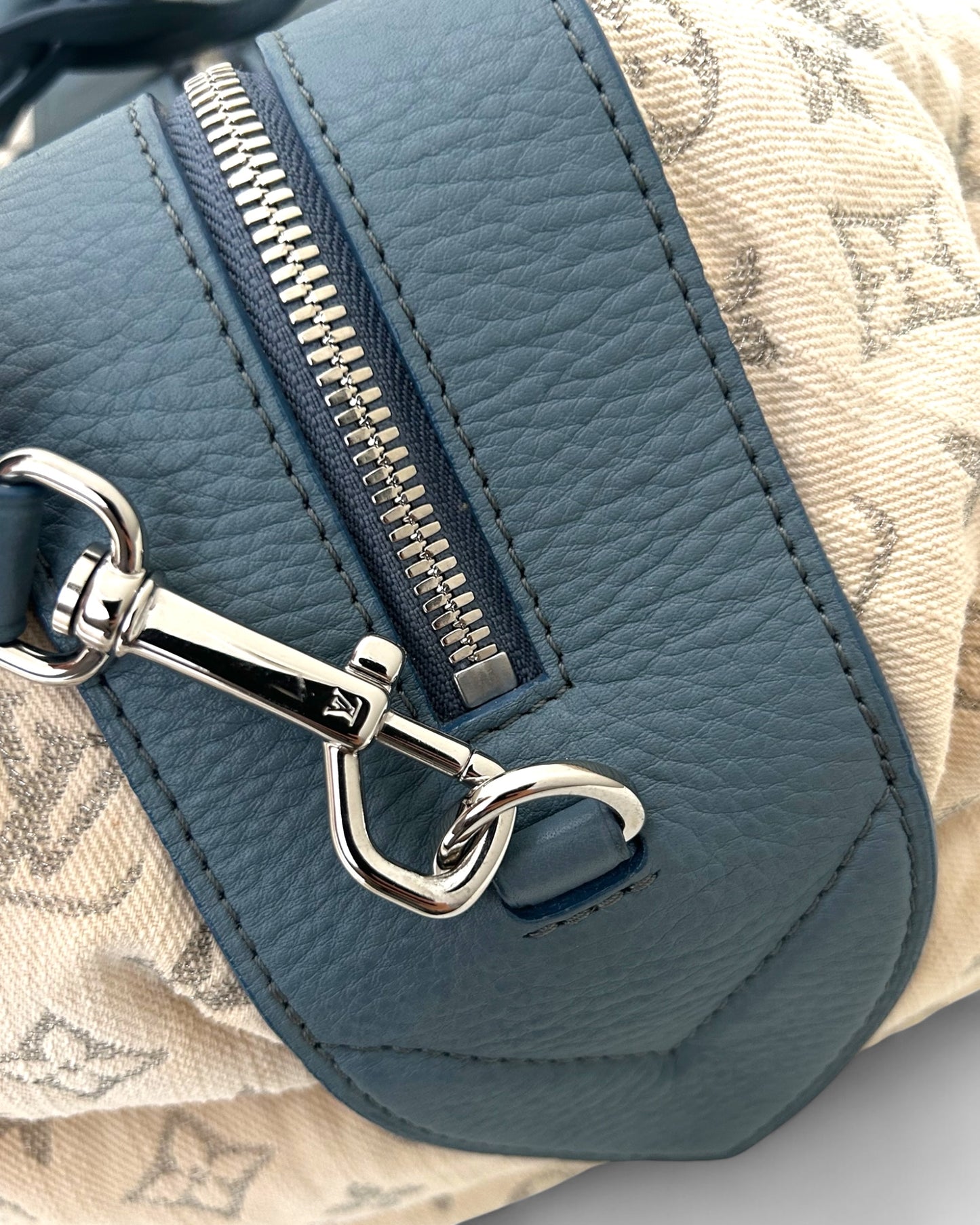 Polished silver-tone hardware of Louis Vuitton Speedy Round bag in white denim – pre-loved limited edition