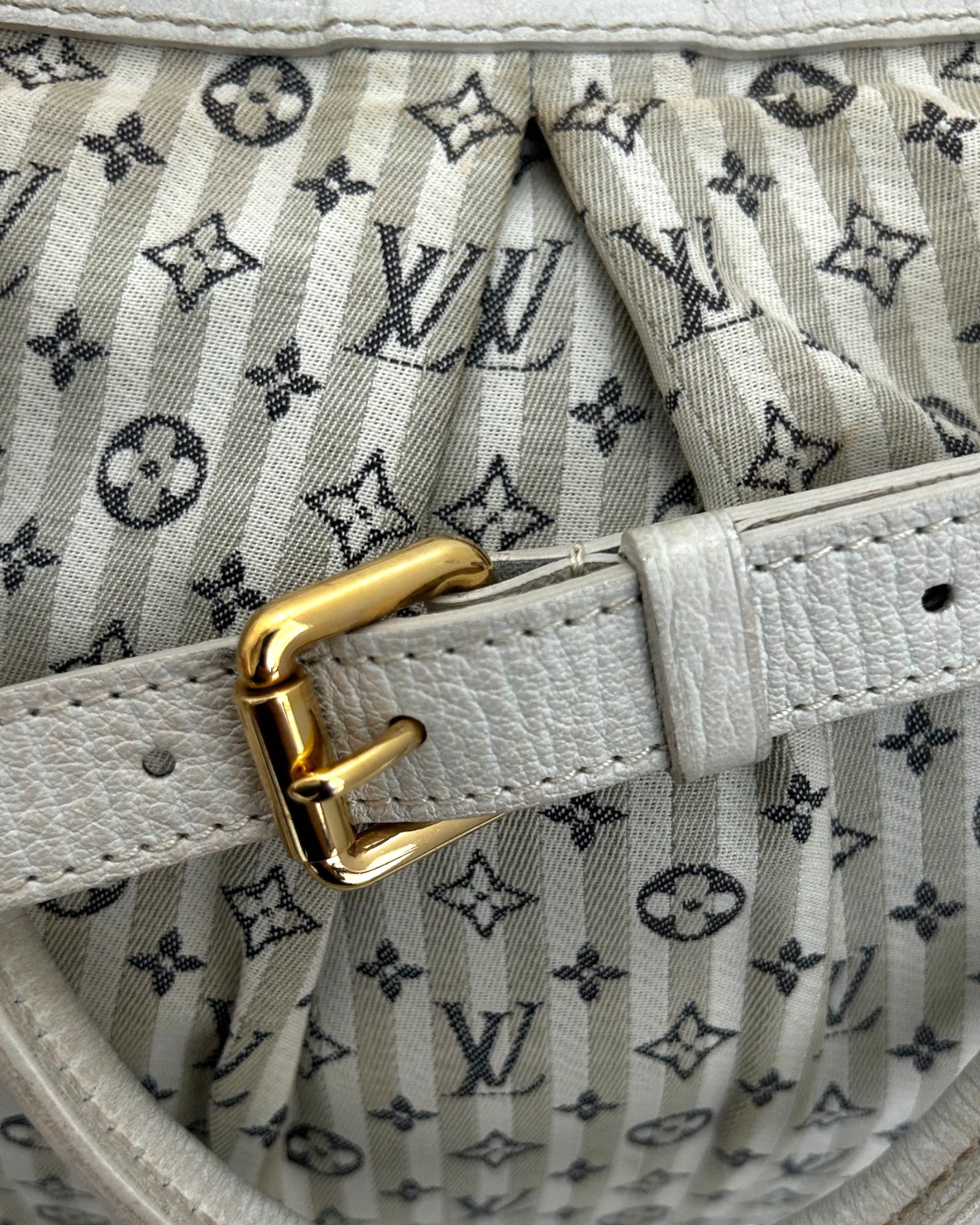 stitching and leather trim detail on louis vuitton croisette bag